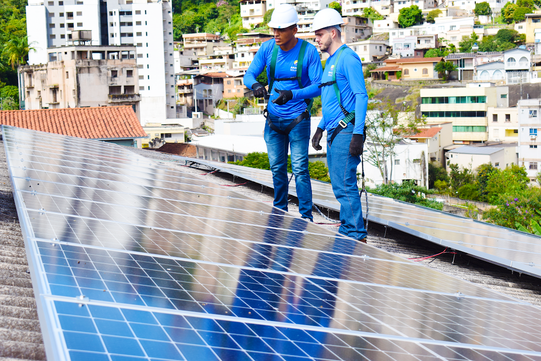 Equipe técnica da Araújo Soluções inspecionando módulos fotovoltaicos