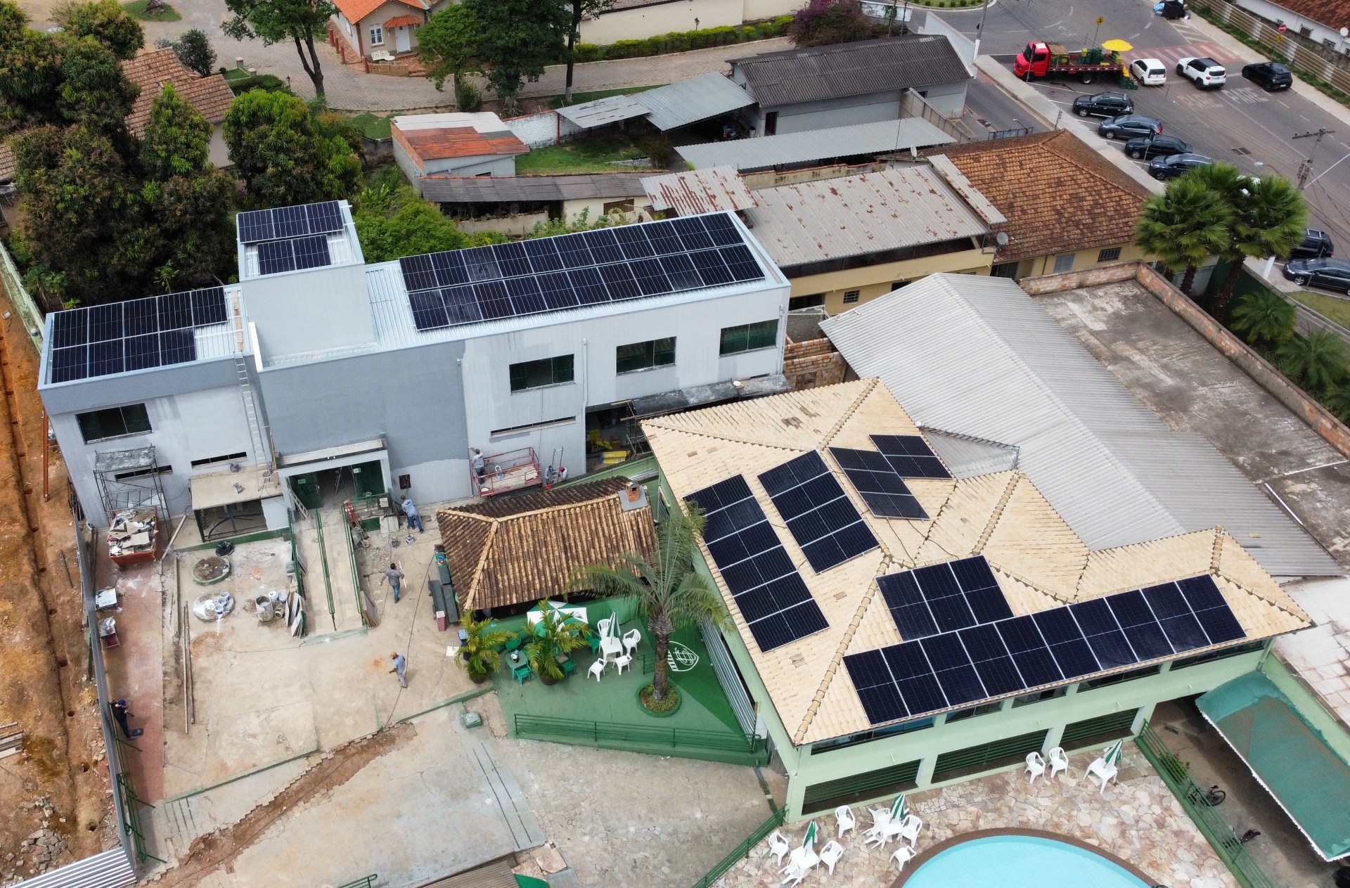 Vista aérea do sistema de energia solar instalado no União Sport Club em Itabirito
